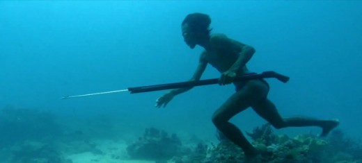 Подводный охотник из Индонезии ловит рыбу