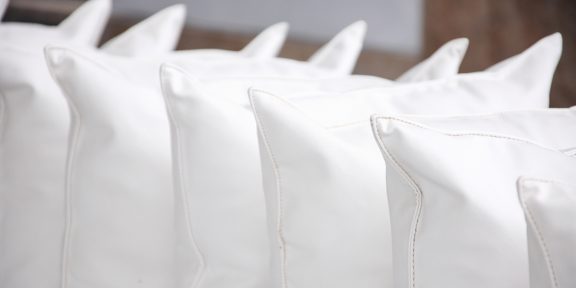 Как вернуть подушке белый цвет