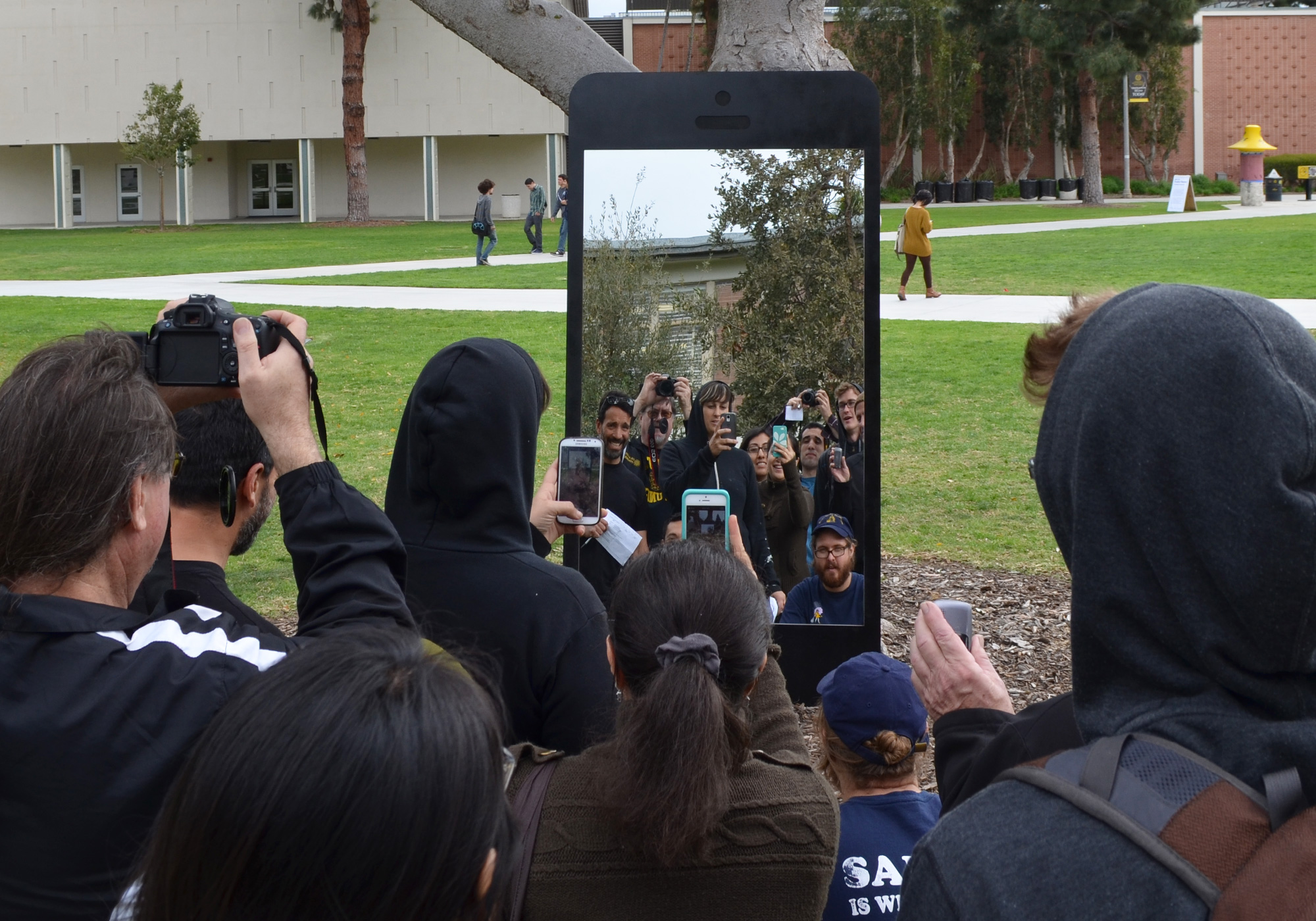 В Калифорнии установили двухметровое зеркало для селфи в форме iPhone