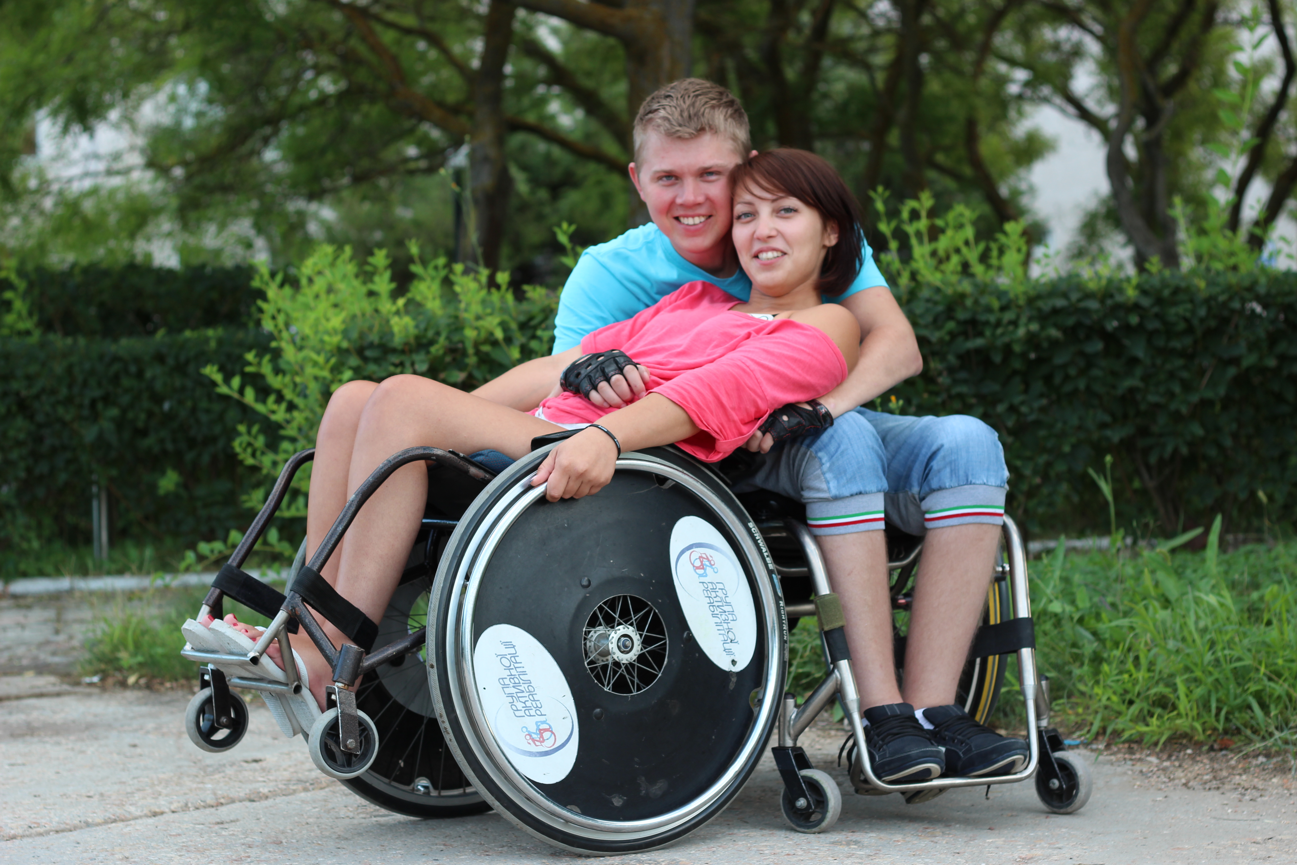 Взрослые инвалиды с детства. Люди с ограниченными возможностями. Челик в инвальдной коляске. Люди сограничеными возможностями. Инвалиды люди с ограниченными возможностями.