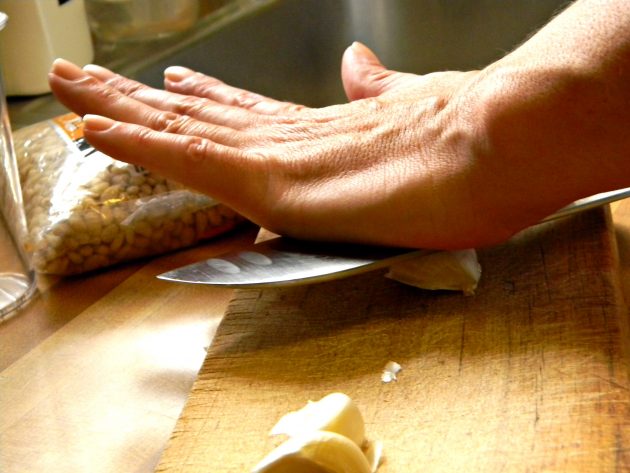 Как почистить много чеснока за пару секунд – Своими Руками