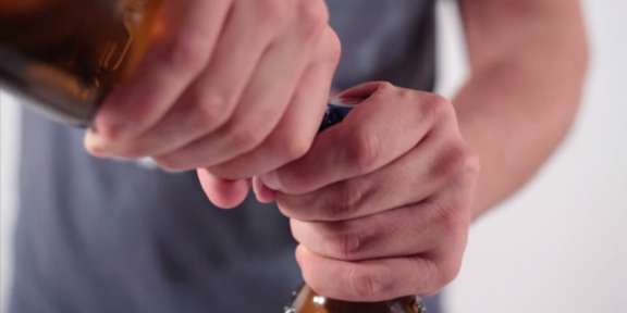 3 практичных способа открыть бутылку пива