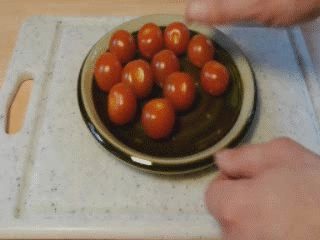 Как разрезать все помидоры одним движением ножом