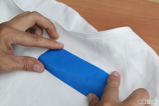 Удаление жвачки с одежды при помощи клейкой ленты