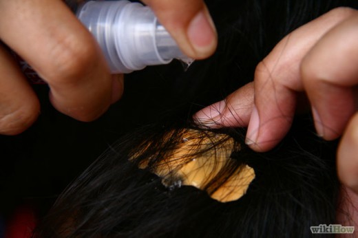 Удаление жвачки из волос при помощи силиконового спрея