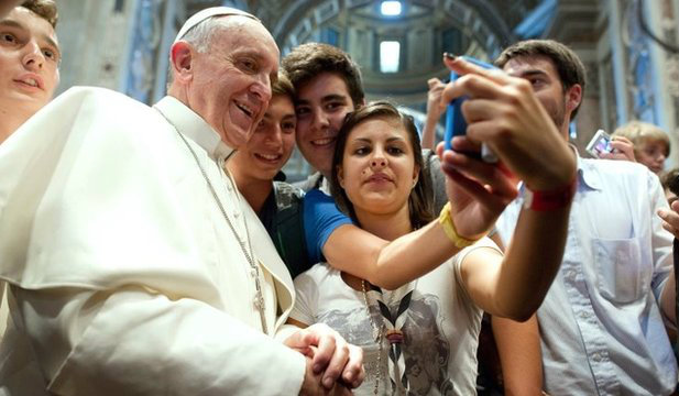 Папа римский делает селфи