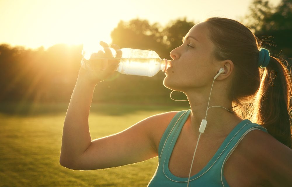 Спортивная девушка с бутылкой воды