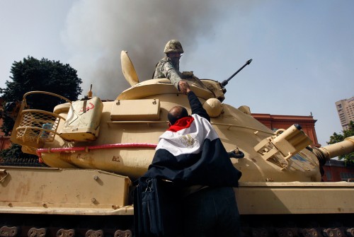 Египтянин жмет руку солдату после того, как армия отказалась стрелять по гражданским, Каир, 2011 год.
