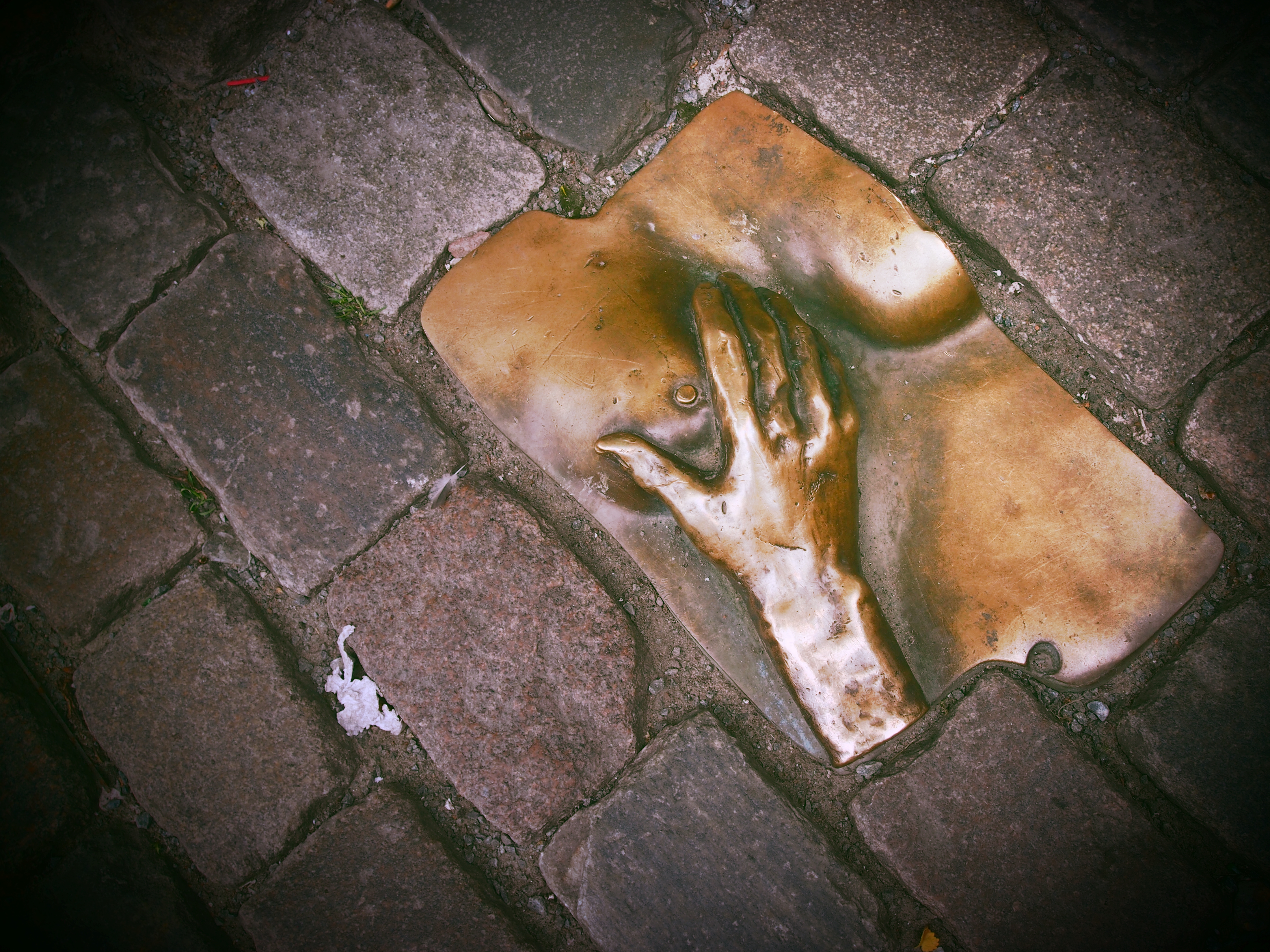 Памятник груди в Амстердаме