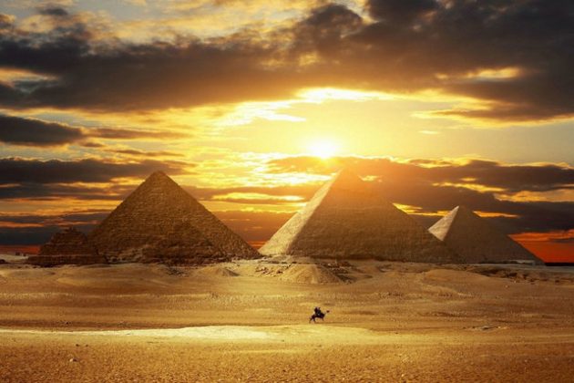 Закат в Египте у пирамид