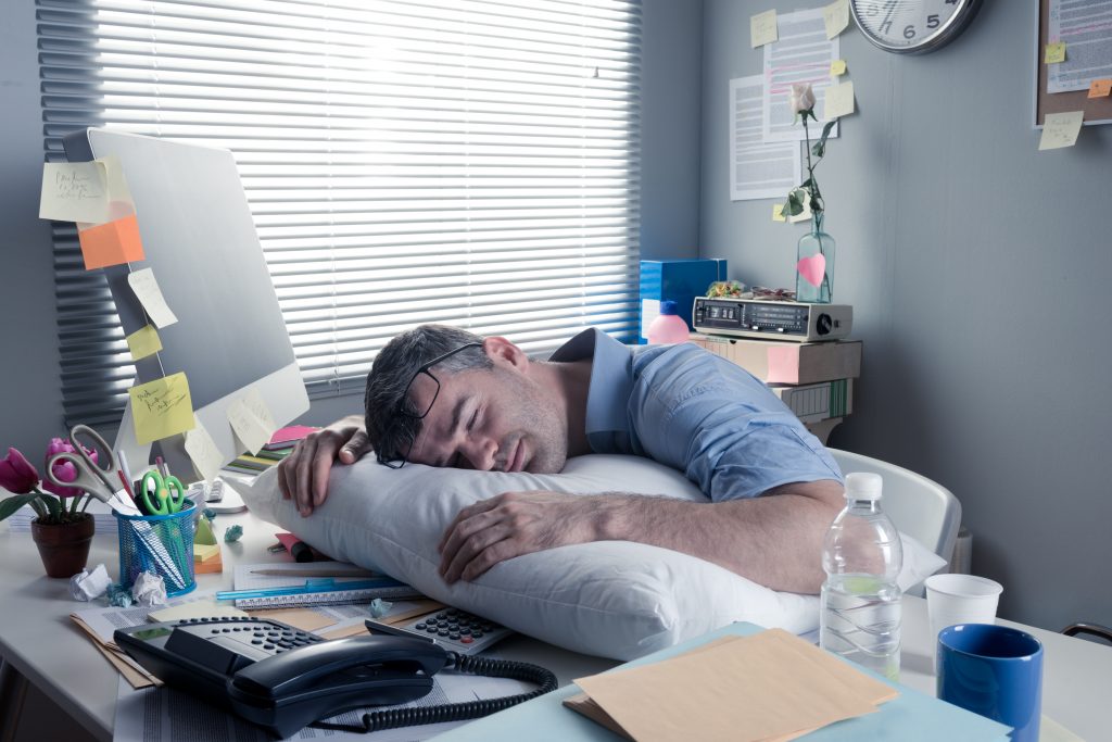 Картинки спящие на работе. Сонный человек. Уставший мужчина. После тяжелого рабочего дня.