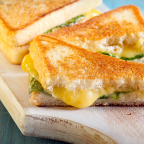 Гриль-сэндвич с яблоками, зелёным салатом и сыром + бонус на десерт