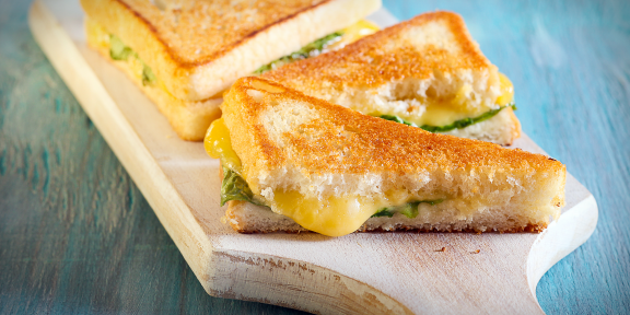 Гриль-сэндвич с яблоками, зелёным салатом и сыром + бонус на десерт
