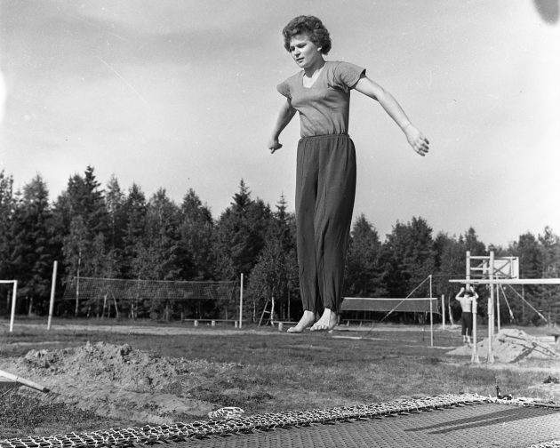 Терешкова тренируется на батуте, 1963 год