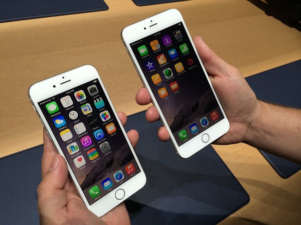 1-iPhone-6-Vs-iPhone-6-Plus-iPhone-6-Plus-Is-Too-Big-For-Most-People
