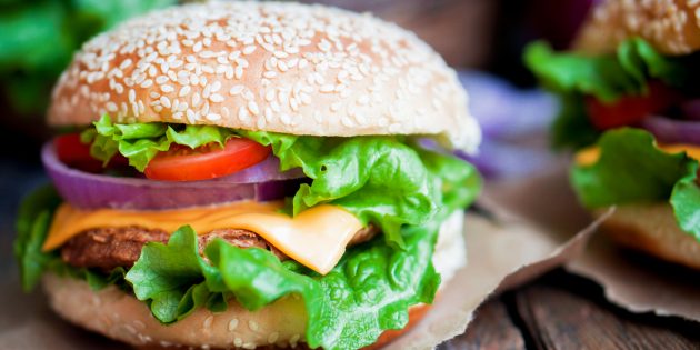 Что приготовить на природе, кроме шашлыка: гамбургеры с говяжьей котлетой, сыром и овощами