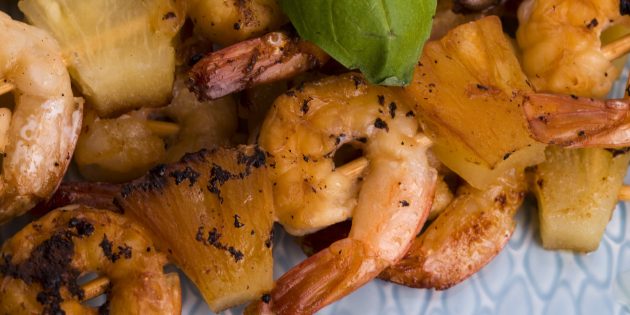 Что приготовить на мангале, кроме шашлыка: креветки с ананасами на шпажках