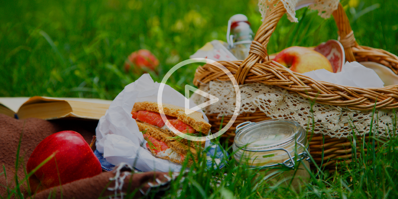 Воды и хлеба дай. Фотосессия на пикнике с корзинкой. Фотосессия пикник на природе аксессуары. Пикник с плетеной корзиной в хлебном поле. Завтрак на траве картинки.