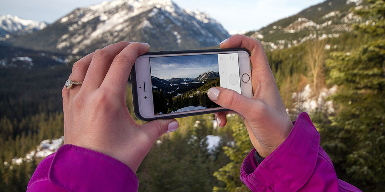 Take ios. Фотографирует на телефон. Съемка на мобильный телефон. Телефон сотовый фотографирует. Мобильная фотография.