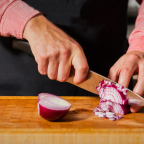 Кулинарный лайфхак: как мелко нарезать лук и не повредить пальцы