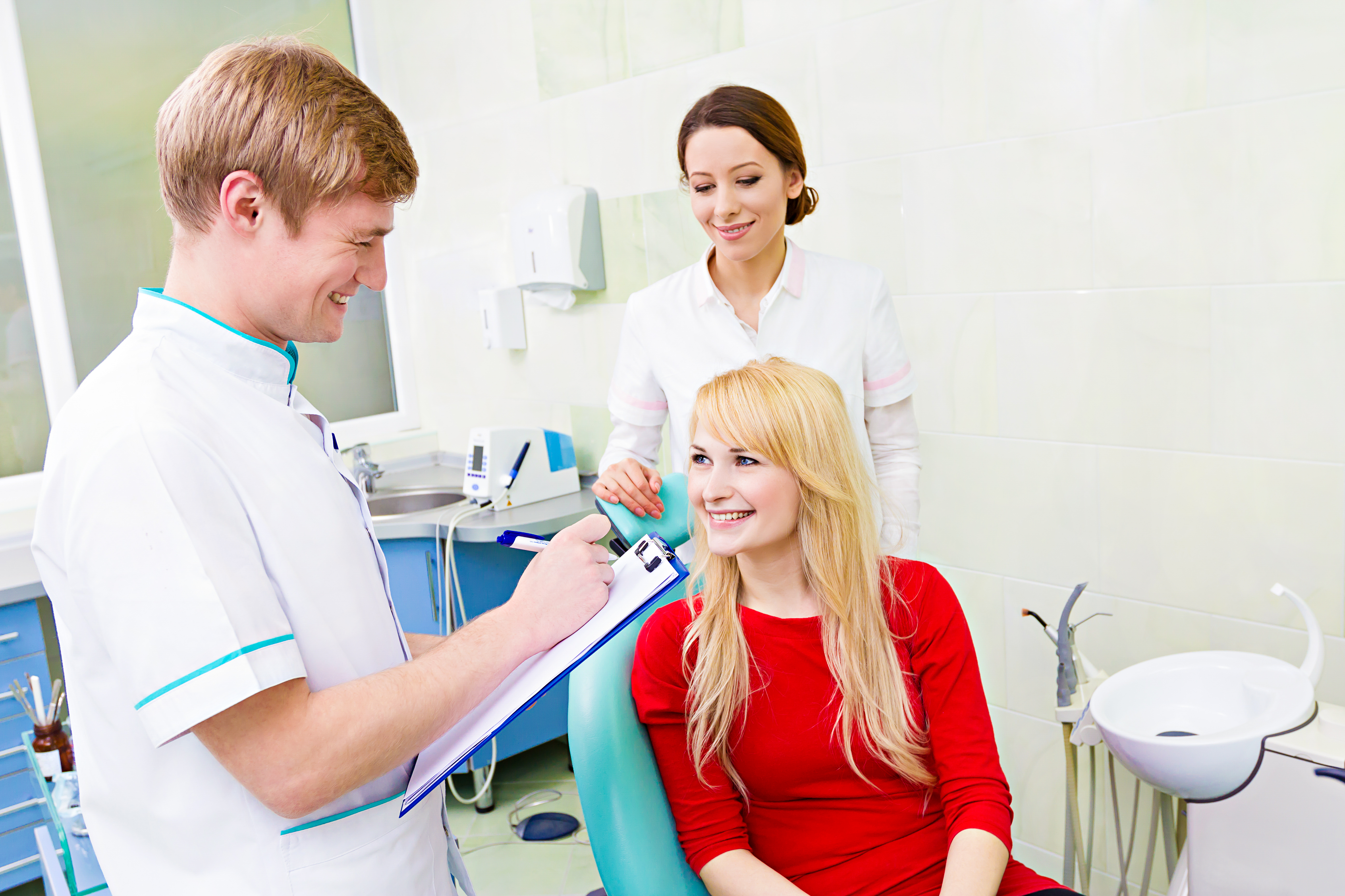 Стоматолог терапевт чем отличается от зубного врача. Консультация стоматолога. Прием у стоматолога. Стоматолог и пациент. Врач и пациент стоматология.