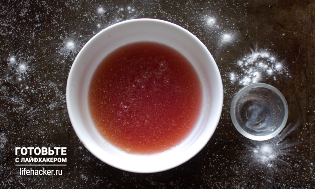 Рецепт лукума из клюквенного сока: залейте желатин ягодным соком и розовой водой
