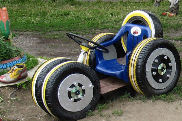 Мотоцикл из покрышек для детской площадки