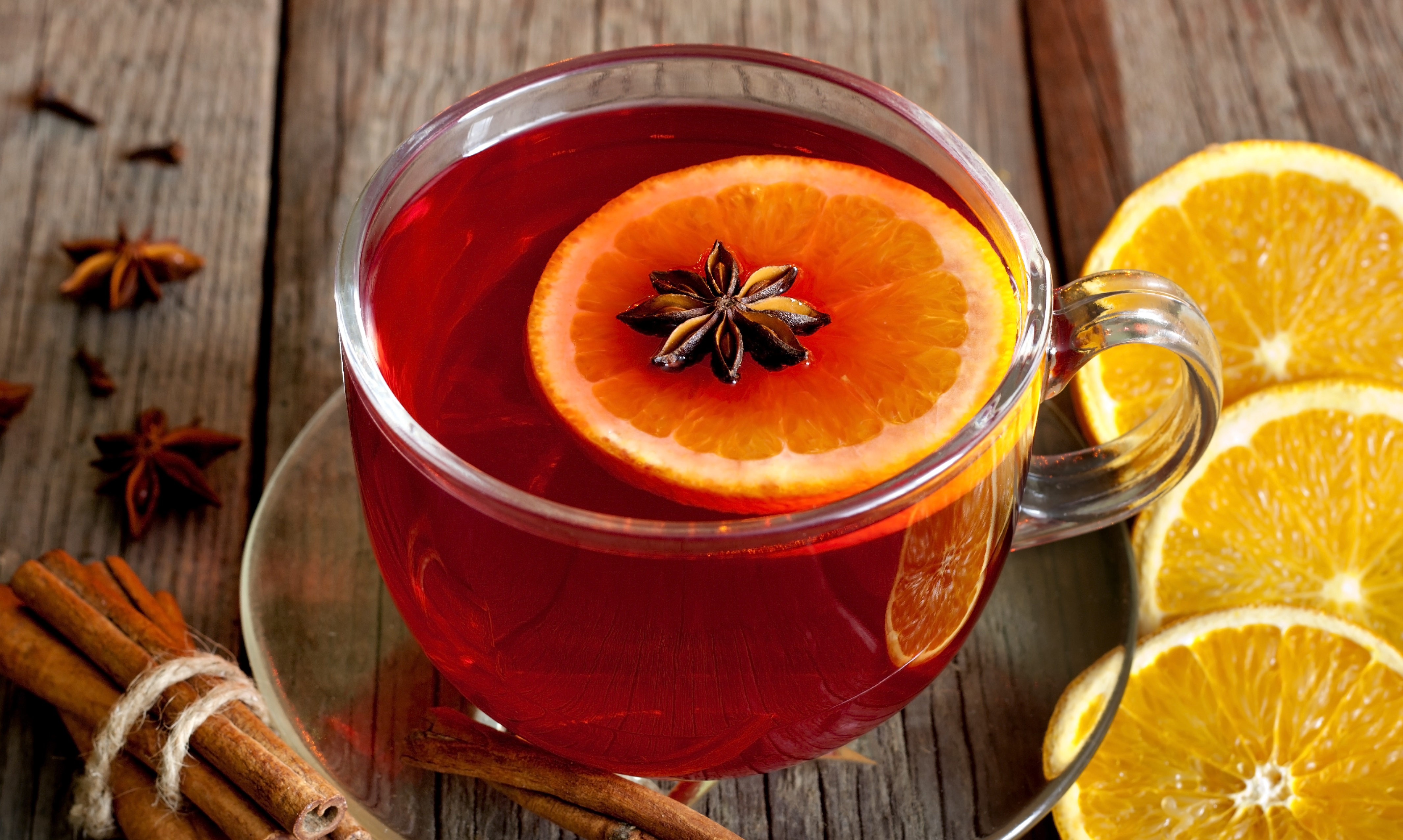 Медовый красный чай. Апельсиново-клюквенный пунш. Пунш клюква апельсин. Пунш апельсин имбирь. Чай клюквенный пунш.
