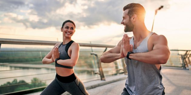 Почему парную йогу стоит попробовать и как это сделать