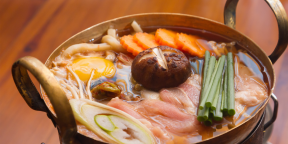 Японский суп тянконабэ с шиитаке, сыром тофу и мясными шариками