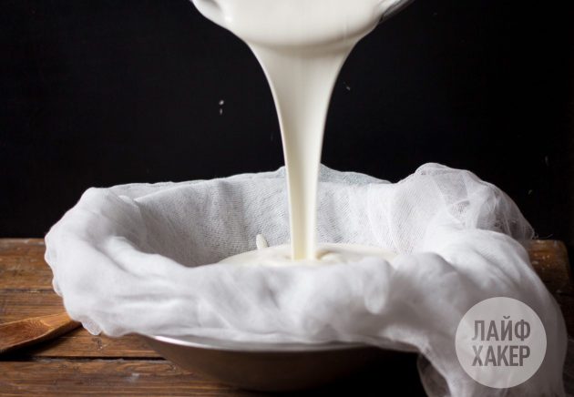 Чтобы приготовить домашний крем-сыр на основе йогурта, вылейте смесь на марлю