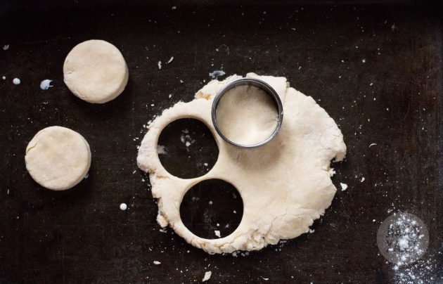 Как приготовить булочки к завтраку: вырезаем кружочки