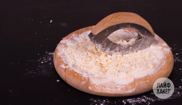 Сырные крекеры: превратите масло и муку в мелкую крошку