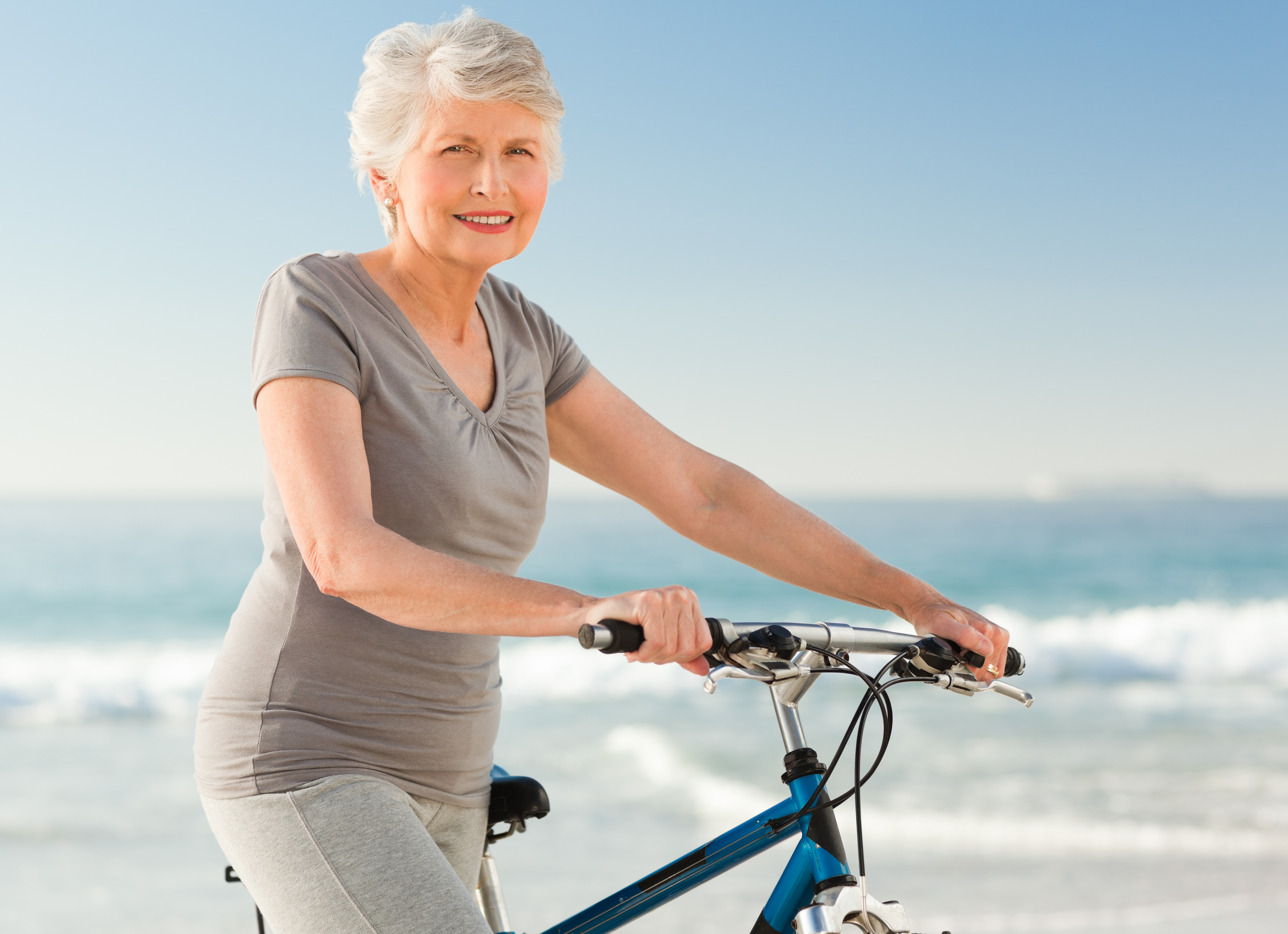 Здоровье в любом возрасте. Женщина в возрасте на велосипеде. Велосипед для пожилых женщин. Здоровая пожилая женщина. Активная пожилая женщина.
