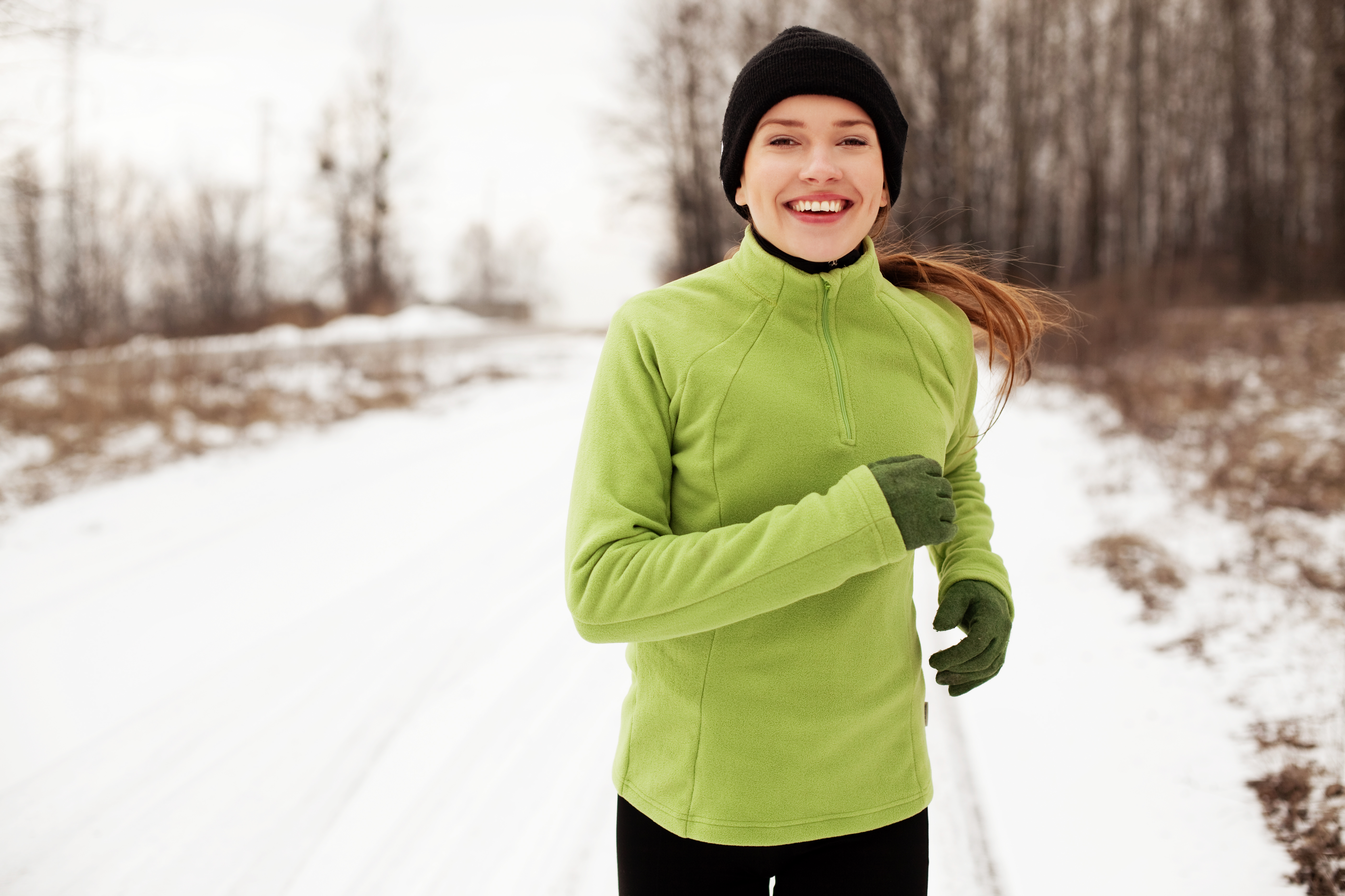 Www wear. Женщина на пробежке зимой. Зимние тренировки. Здоровье зимой. Тренировка на улице зимой.