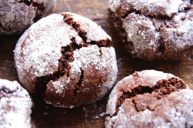 Рецепт шоколадного печенья в сахарной пудре 