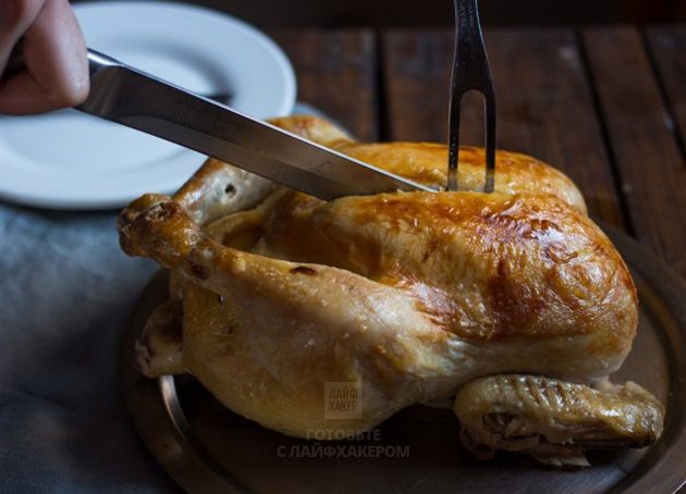 Курица в духовке с лимоном: Перед разделкой дайте курице немного постоять