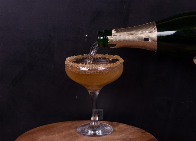 Яблочный коктейль с шампанским: смешиваем сок и шампанское