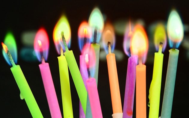 Что подарить на Новый год: свечи с разноцветным пламенем