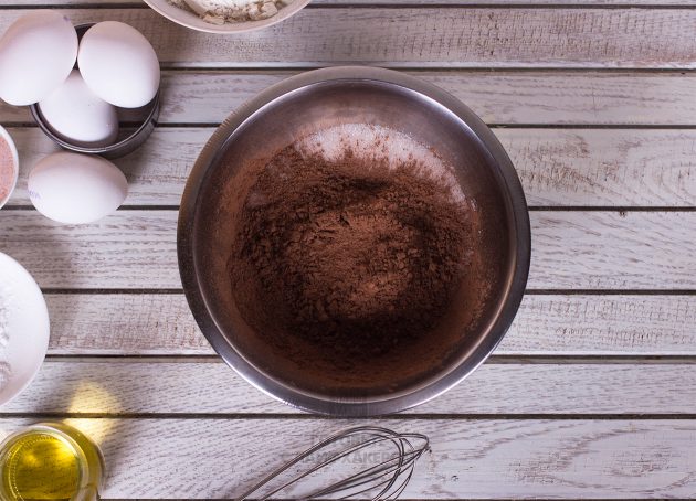Праздничное шоколадное печенье: добавляем к сахару какао