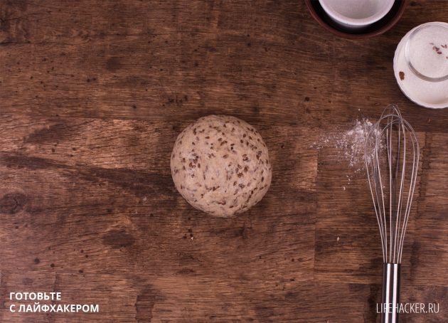 Ржаные хлебцы с семенами льна: сформуйте шар из теста