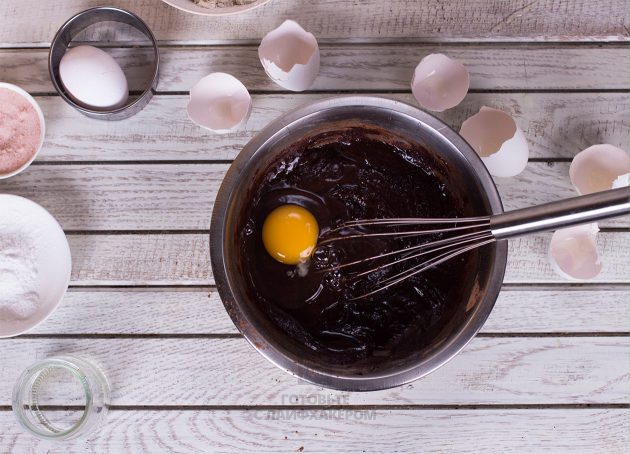 Праздничное шоколадное печенье: добавляем яйца