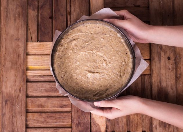 рецепт итальянского орехового пирога: распределите тесто в форме