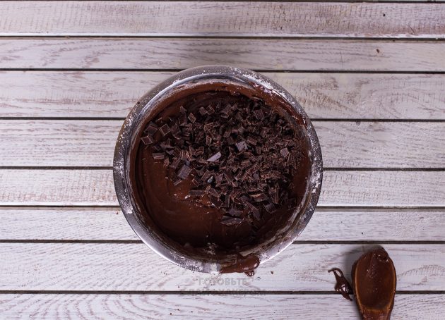 Праздничное шоколадное печенье: добавляем шоколадную крошку