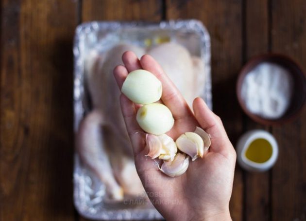 Курица в духовке с лимоном: Положите в курицу овощи