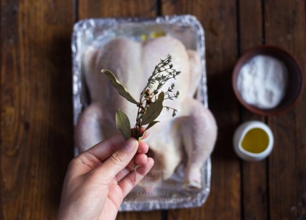 Курица в духовке с лимоном: Положите в курицу тимьян и лаврушку