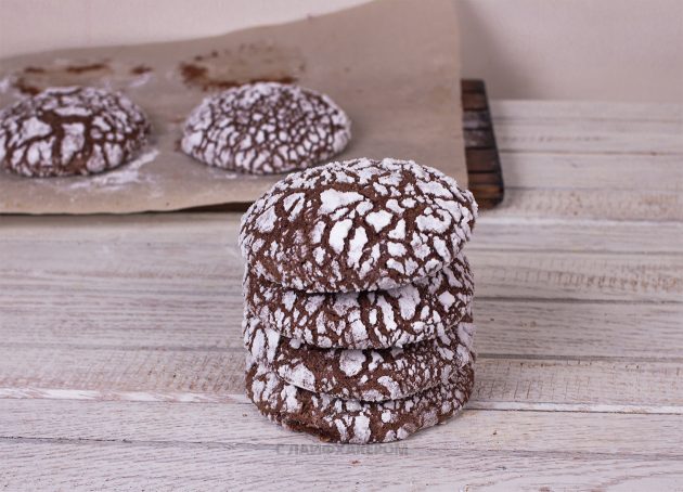 Праздничное шоколадное печенье выпекаем от 12 до 15 минут