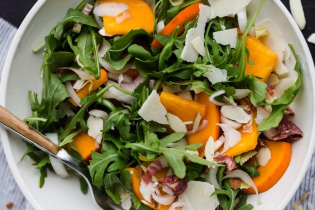 РЕЦЕПТЫ: Зимние полезные салаты с хурмой — с миндалём и пармезаном