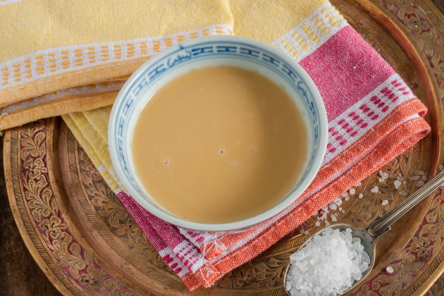 В Тибете в крепкий зелёный чай добавляется сливочное масло яка и соль