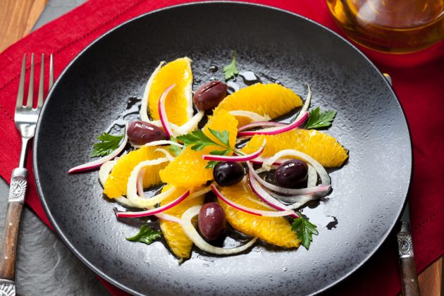 Цитрусовый салат с розмарином и оливками